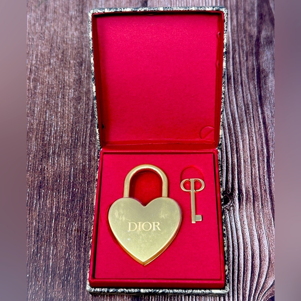 Dior Valentines 2023 heart & key lock NIB​​